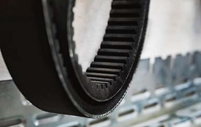 Pasek zębaty na metalowym tle.